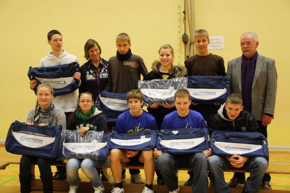 2012-12-10_Überreichung Sporttaschen an Peter-Petersen Schule_web.jpg