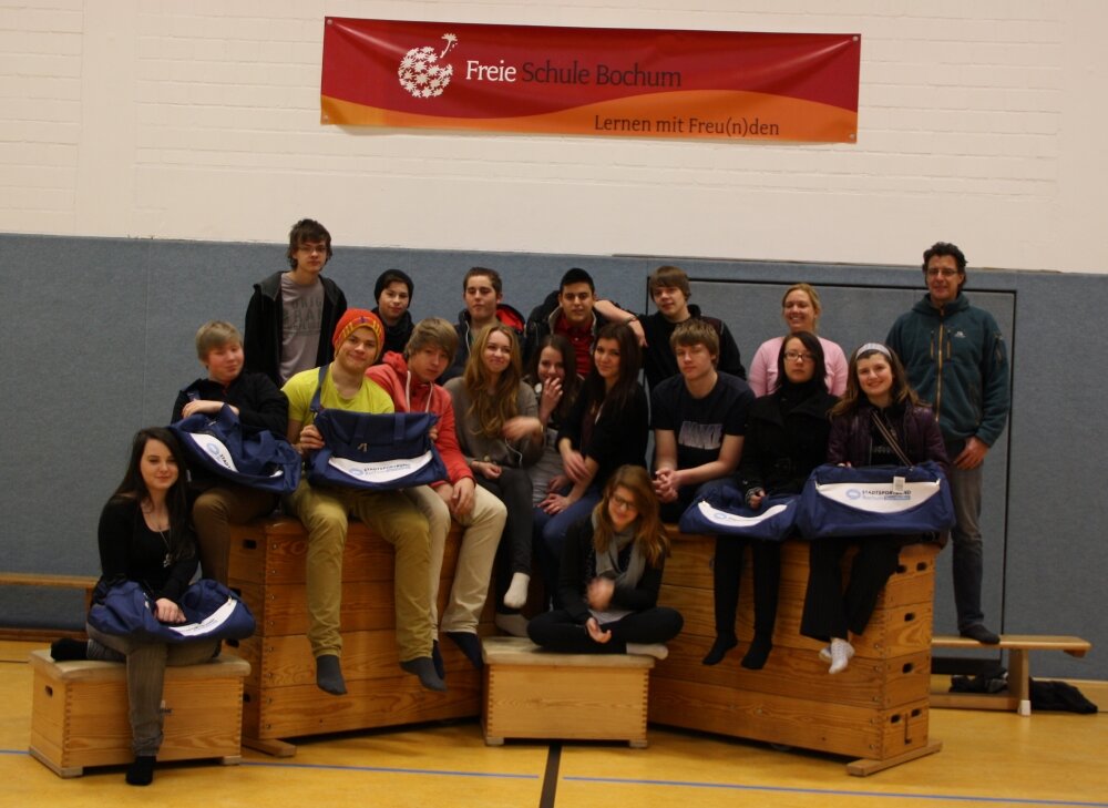 2012-12-10_Überreichung Sporttaschen an Freie Schule_web.jpg