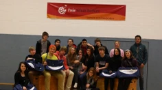 Überreichung Sporttaschen an Freie Schule