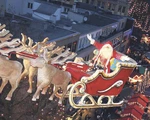 Der fliegende Weihnachtsmann auf dem Bochumer Weihnachtsmarkt.