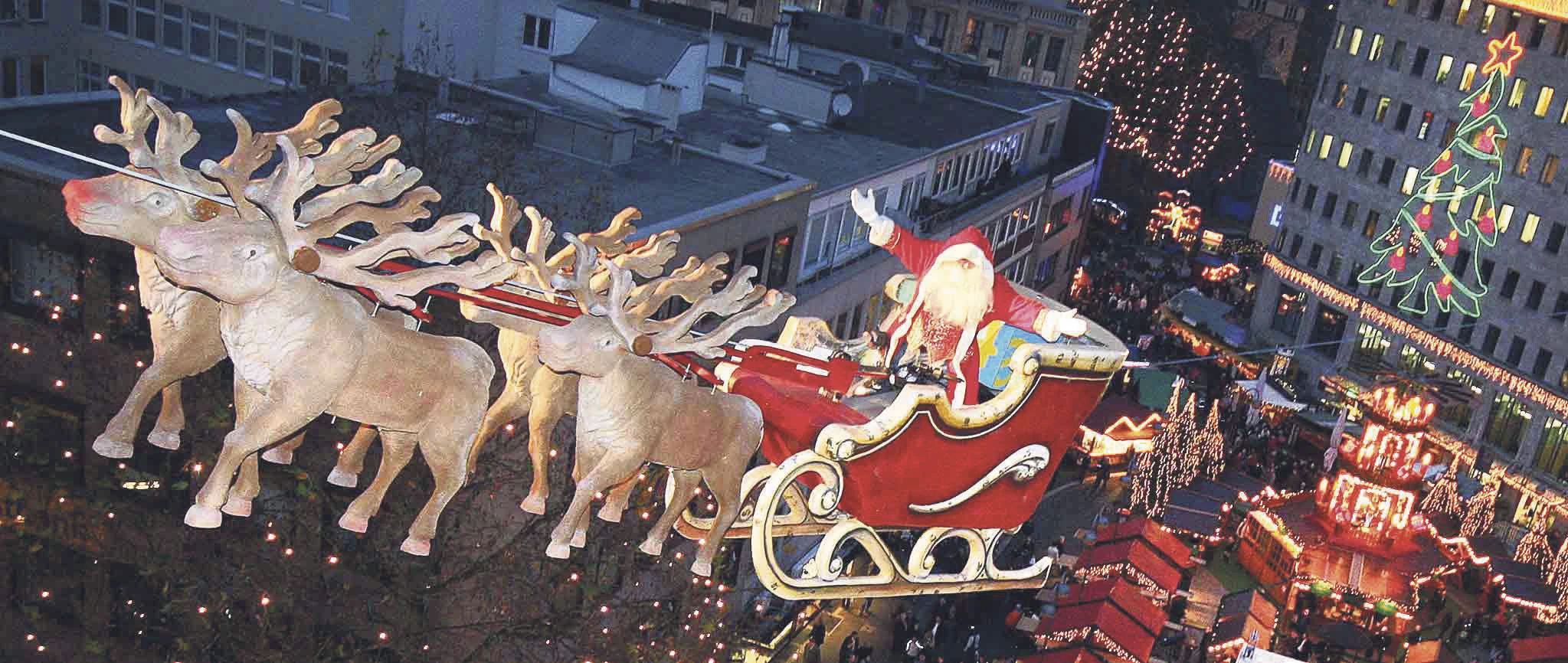 Der fliegende Weihnachtsmann auf dem Bochumer Weihnachtsmarkt.