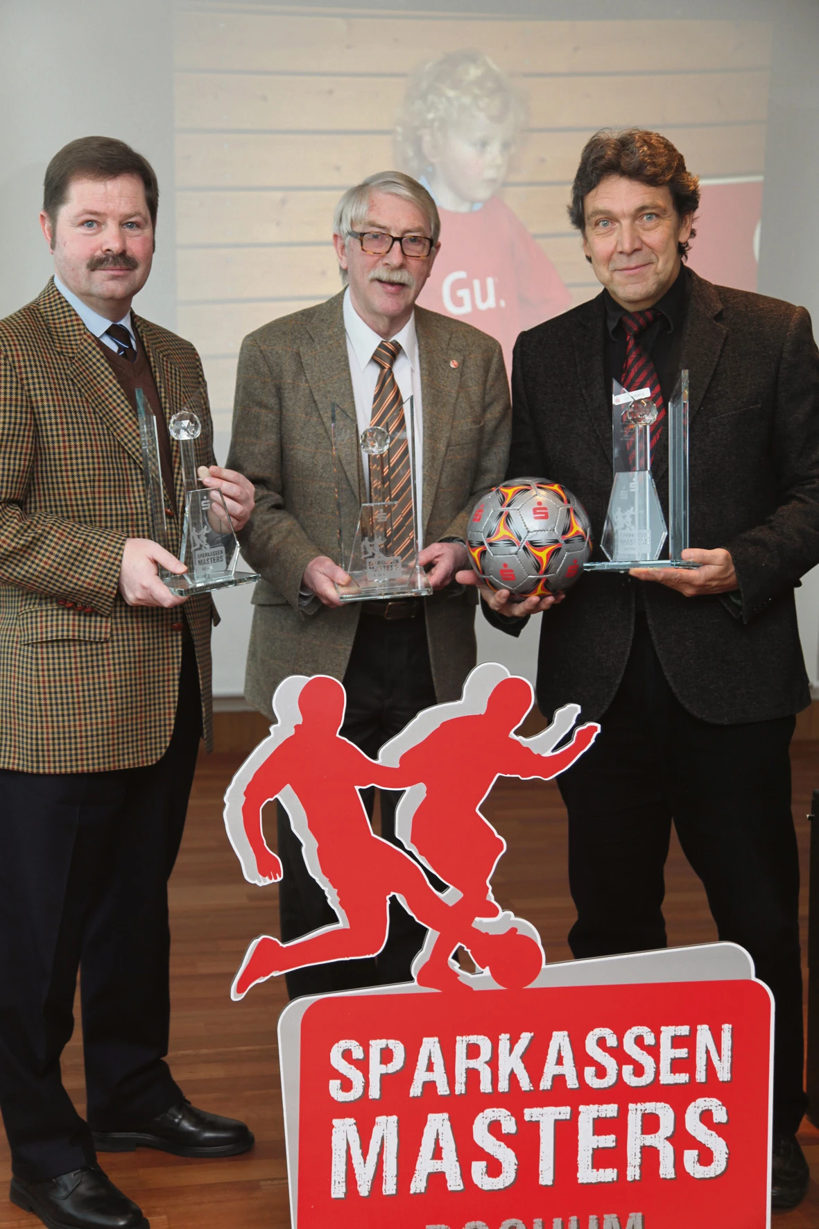 Die drei begehrten Trophäen halten in Händen: Heiner Hanefeld (1. Vorsitzender Concordia Wiemelhausen), Ulrich Jeromin (Vorsitzender Fußballkreis Bochum), Jürgen Dieberg (Kommunikation Sparkasse Bochum).