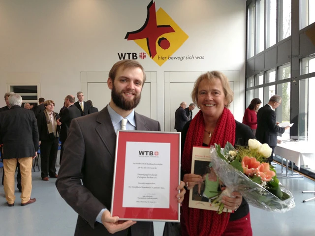 Erik und Kerstin Schwarzer bei der Übergabe der Urkunde und des Siegerschecks.