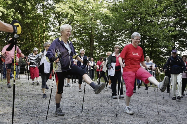 Um ihre Nordic-Walking-Gruppe mit Stöcken ausrüsten zu können, hatte die Ski Gilde Bochum im vergangenen Jahr die Sparkasse Bochum um einen Zuschuss gebeten – und ihn bekommen.