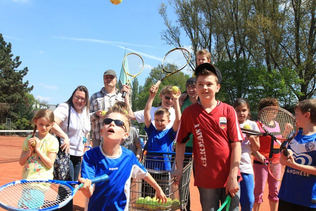 Am Sonntag, 5. Mai, hatte der TC Rot-Weiß Wattenscheid 1949 e.V. zum „Schnupper-Tennis“ eingeladen. Etwa 20 Kinder nutzen die Gelegenheit und sammelten bei schönstem Wetter mit Trainer Florian Buch (hinten rechts, neben Gudrun Steinmann, 1. Vorsitzende FC