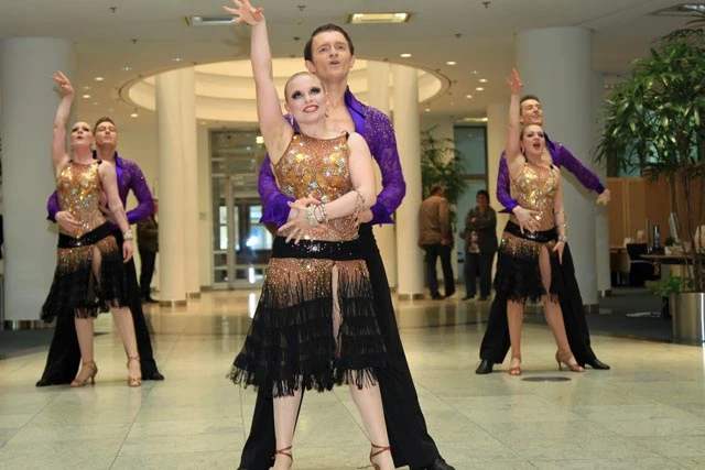 Tanzformation in der Sparkasse