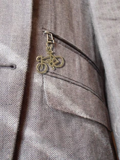 Tweedjacke mit Anhänger im Fahrradsymbol