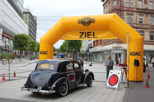 Oldtimer fährt durchs Ziel