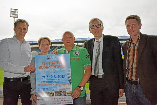 Ansgar Schwenken (Finanzvorstand VfL Bochum), Vanessa Verstegen (IT Bildungsnetz) Ralf Zänger (Leiter VfL Fanprojekt), Luidger Wolterhoff (Geschäftsführer Agentur für Arbeit Bochum) und Oliver Becker (AWO Unterbezirk Ruhr-Mitte) haben an der dritten Aufla