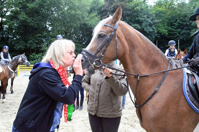 Gaby Schäfer, Expertin in der Kategorie Sport & Fitness, löste ihr spontanes Versprechen nach der Jurysitzung ein und tauft das Pony Gaby.