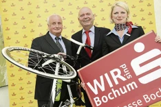 Ernst Claußmeyer (Veranstalter Sparkassen Giro), Volker Goldmann (Vorstandsvorsitzender Sparkasse Bochum) und Annette Adameit ( Kommunikation Sparkasse Bochum)