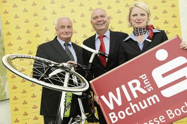 Ernst Claußmeyer (Veranstalter Sparkassen Giro), Volker Goldmann (Vorstandsvorsitzender Sparkasse Bochum) und Annette Adameit ( Kommunikation Sparkasse Bochum)