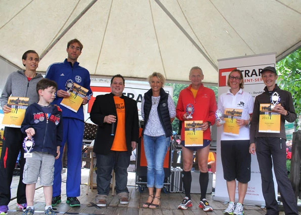 Silvia Hornkamp, Vorsitzende von Benni & Co (Mitte) zeichnete die Sieger des Halbmarathons aus.