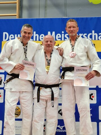 Jürgen Wagner (Mitte) von der Polizei Sportvereinigung Bochum wurde in seiner Altersklasse bis 90 kg Deutscher Judo-Meister.