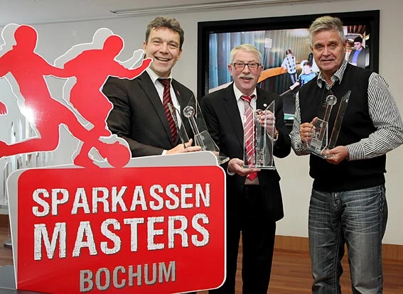 Prüfen schon mal Gewicht und Größe der Pokale für das SparkassenMasters 2014: Jürgen Dieberg von der Sparkasse Bochum (v. li.), Ulrich Jeromín vom Fußballkreis Bochum und Klaus Peters von DjK Arminia Bochum, dem ausrichtenden Verein.