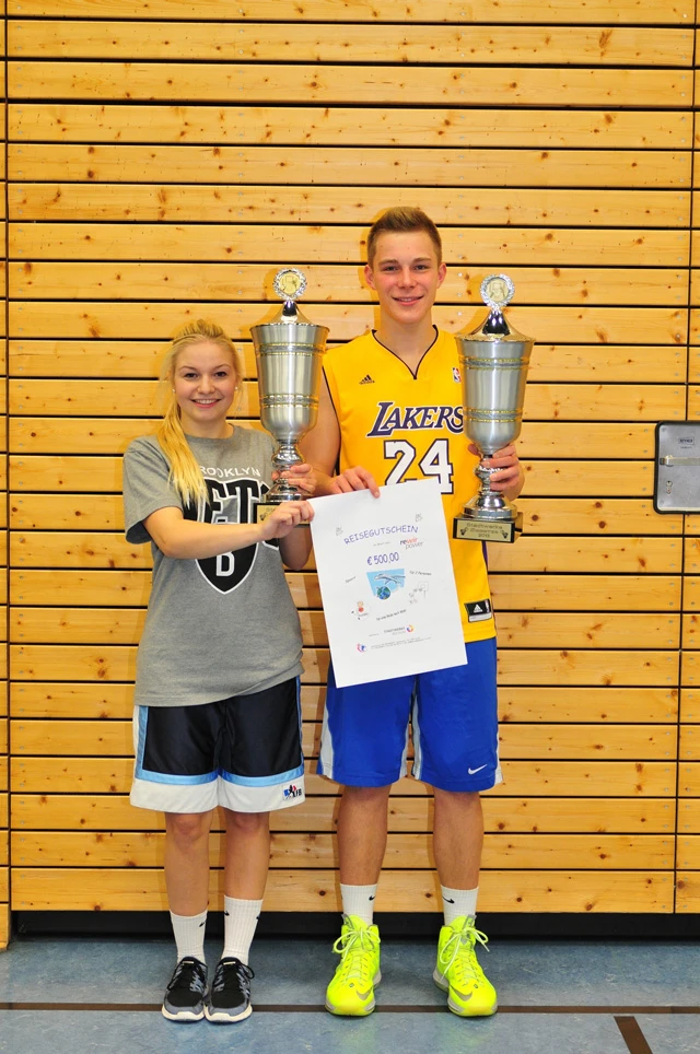 Die Stadtwerke-Shooter 2013 Janika Maaser und Jari Beckmann präsentieren stolz ihre Siegerpokale.