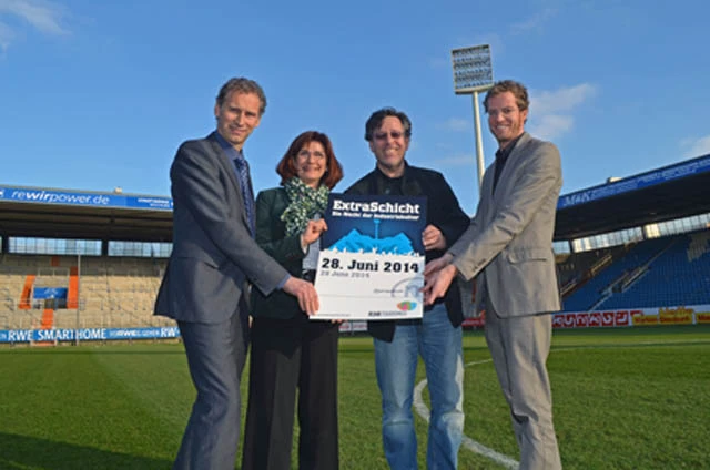 Freuen sich, dass die ExtraSchicht 2014 an der Castroper Straße Station macht (v.li.): Ansgar Schwenken (Vorstandsmitglied VfL Bochum 1848), Birgitt Collisi (Bochumer Stadträtin für Personal, Organisation und Sport in Bochum), Generalmusikdirektor Steven 