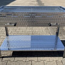 Grill groß vorne