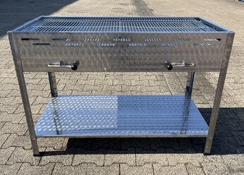 Grill groß vorne