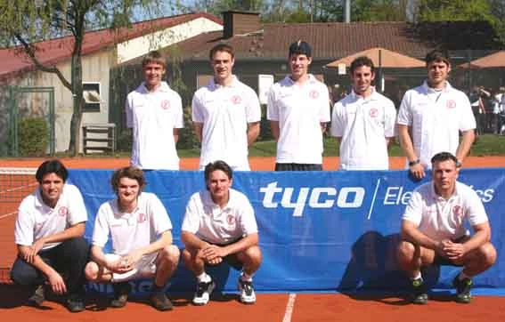 Neun Tennisspieler in weißem Tennisdress auf dem Tennisplatz.