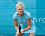 Blonde junge Frau mit Tennisschläger