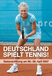 Blonde junge Frau mit Tennisschläger