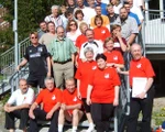 Gruppe von Indiaca-Spielerin stehen auf der Treppe vor einer Sporthalle.