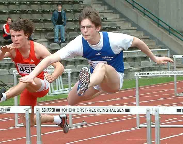 Julius Fischer beim Spurt über die Hürden.
