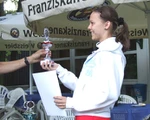 Sina Rehwald erhält ihren Pokal für die Vizemeisterschaft.