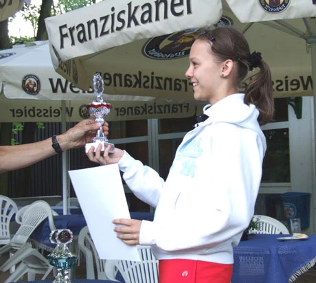 Sina Rehwald erhält ihren Pokal für die Vizemeisterschaft.