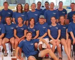 Weibliche und männliche Schwimmer mit blauen T-Shirts.