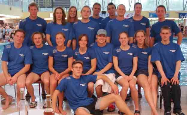 Weibliche und männliche Schwimmer mit blauen T-Shirts.