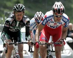 Zwei Radsportler beim Sprint - aus dem Sattel raus.