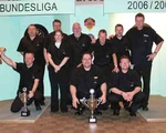Bochumer Dartteam in schwarzen Trikots.