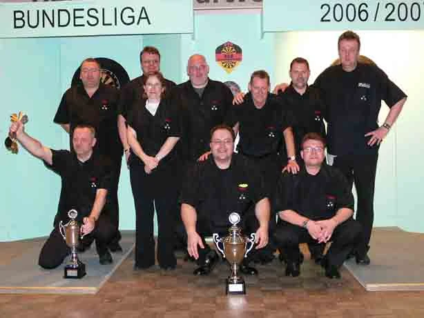 Bochumer Dartteam in schwarzen Trikots.