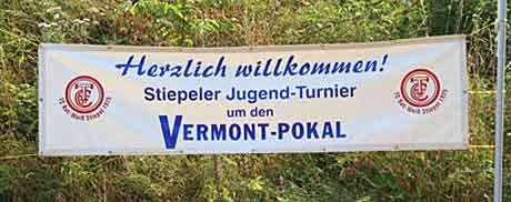 Weißes Plakat mit rotem Logo des TC RW Stipel links und rechts und blauem Wollkommens-Gruß in der Mitte.