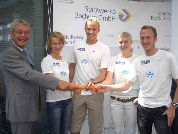 Bernd Wilmert, Geschäftsführer der Stadtwerke Bochum (l.), übergibt den Staffelstab an die Medaillenhoffnungen Monika Gradzki, Bastian Swillims, Sandra Möller und Europameister Jan Fitschen.