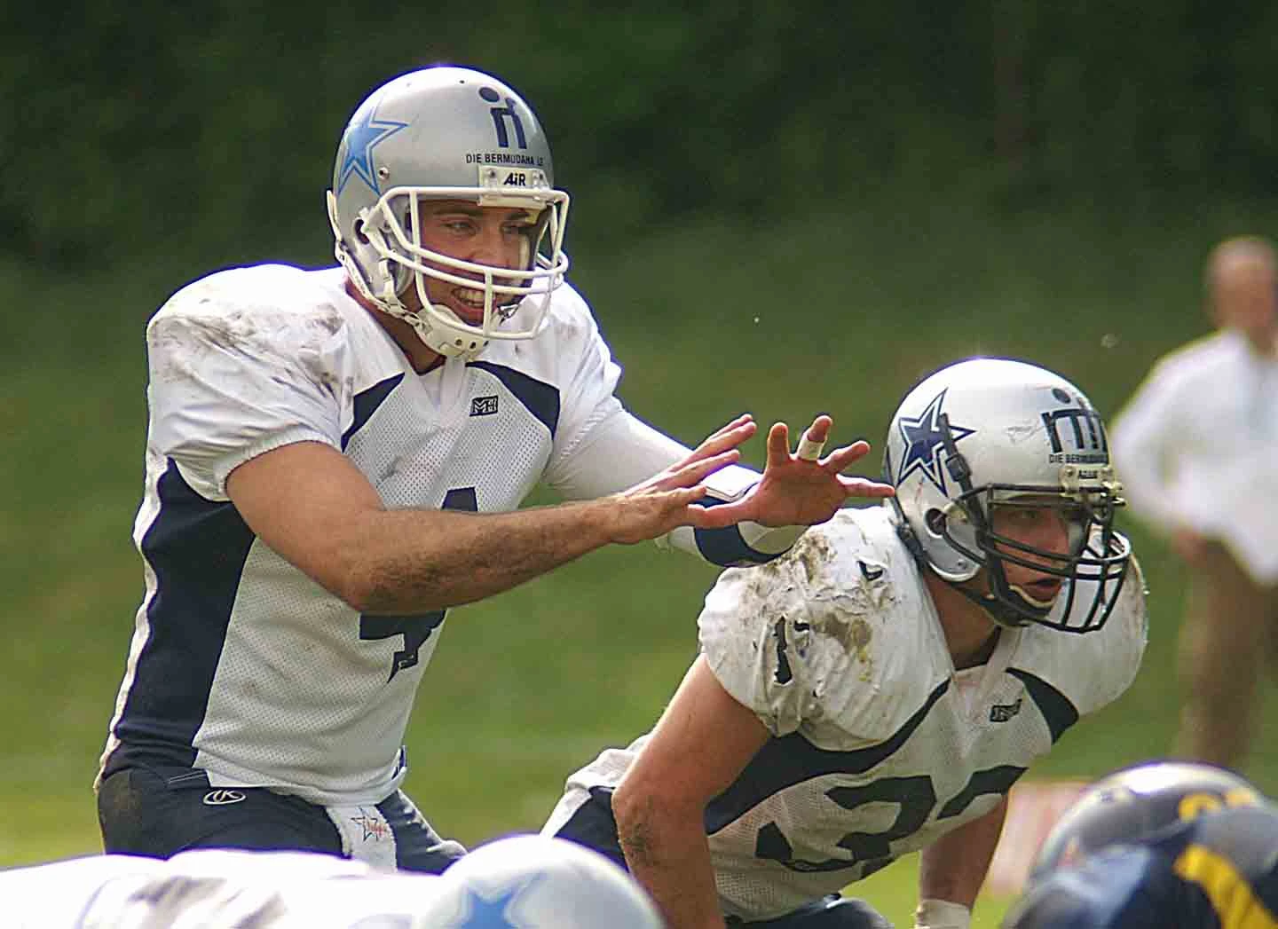 American Footballer erwartet das Lederei, um es zu fangen.