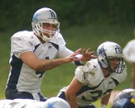 American Footballer erwartet das Lederei, um es zu fangen.