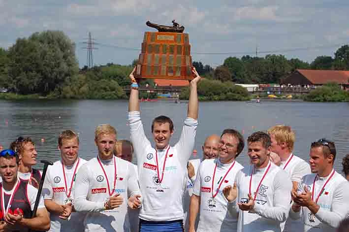 Bochumer Kanuten mit der Goldmedaille um den Hals bei der Siegerehrung.