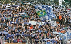 Die Fans des VfL Bochum in der Ostkurve halten ihre Schals hoch.