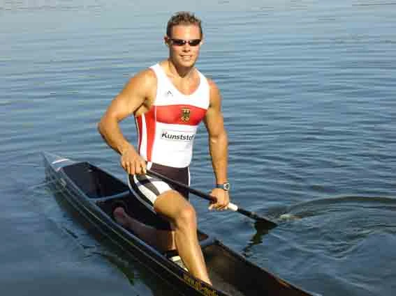 Stephan Breuing im Nationaldress, kniend in seinem Kanu.