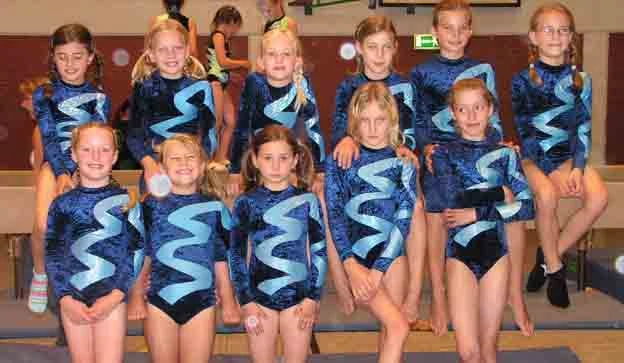 Neun Turnmädchen des Linden-Dahlhauser-Turnvereins in blau-blauen Trikots.