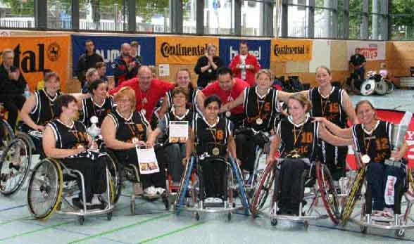 Rollstuhlbasketballerinnen bei der Siegerehrung.