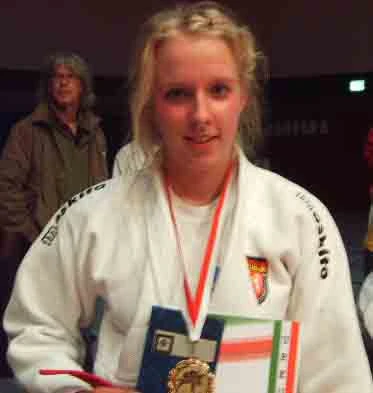 Corinna Durchfeld mit ihrer Goldmedaille.