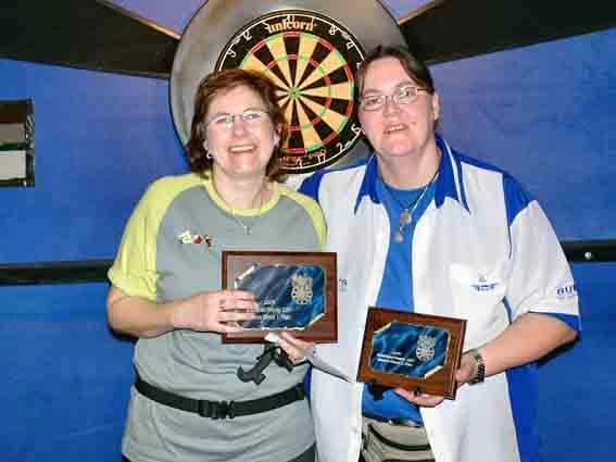 Die beiden Finalistinnen Heike Ernst (l.) und Bianca Strauch mit den Siegerurkunden.
