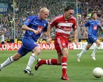 Tommy Bechmann läuft dem ballführenden Frank Ribery hinterher
