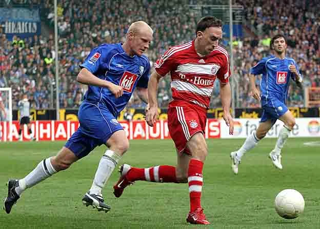 Tommy Bechmann läuft dem ballführenden Frank Ribery hinterher