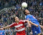 Daniel Imhof kommt vor Frank Ribery zum Kopfball