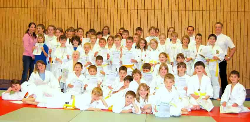 Judo-Vereinssieger mit Urkunden auf der Matte